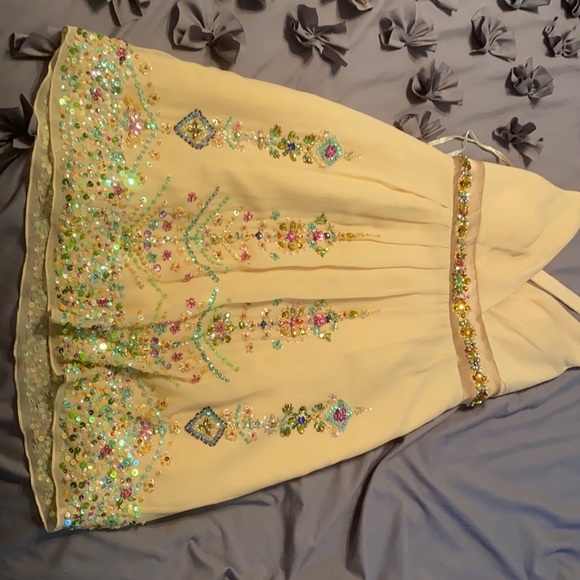 Beautifully detailed with sequences - Picture 1 of 5